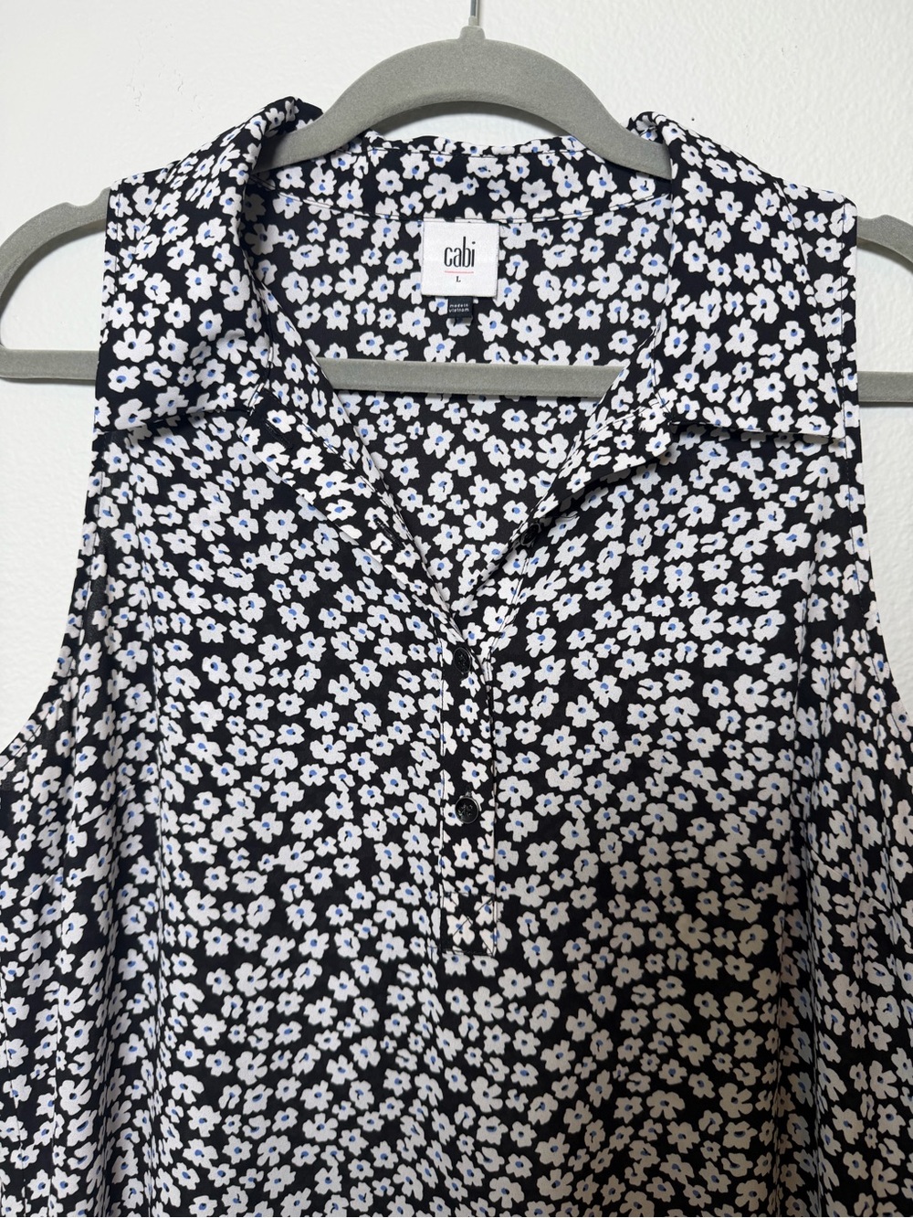 CAbi Floral Sleeveless Button Up Befriend Blouse Size L - Picture 4 of 10